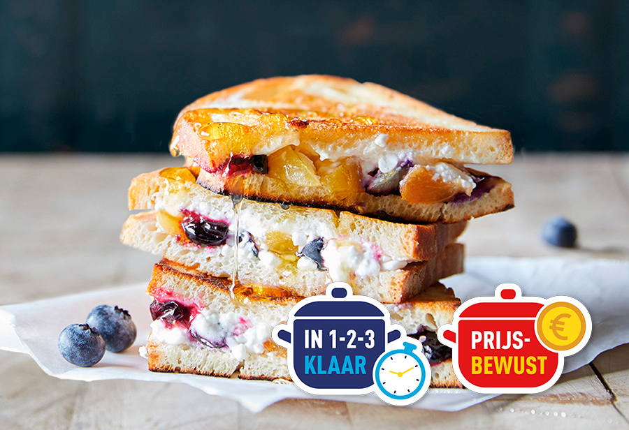 Zoete croque met cottagecheese, perzik, blauwe bessen en honing