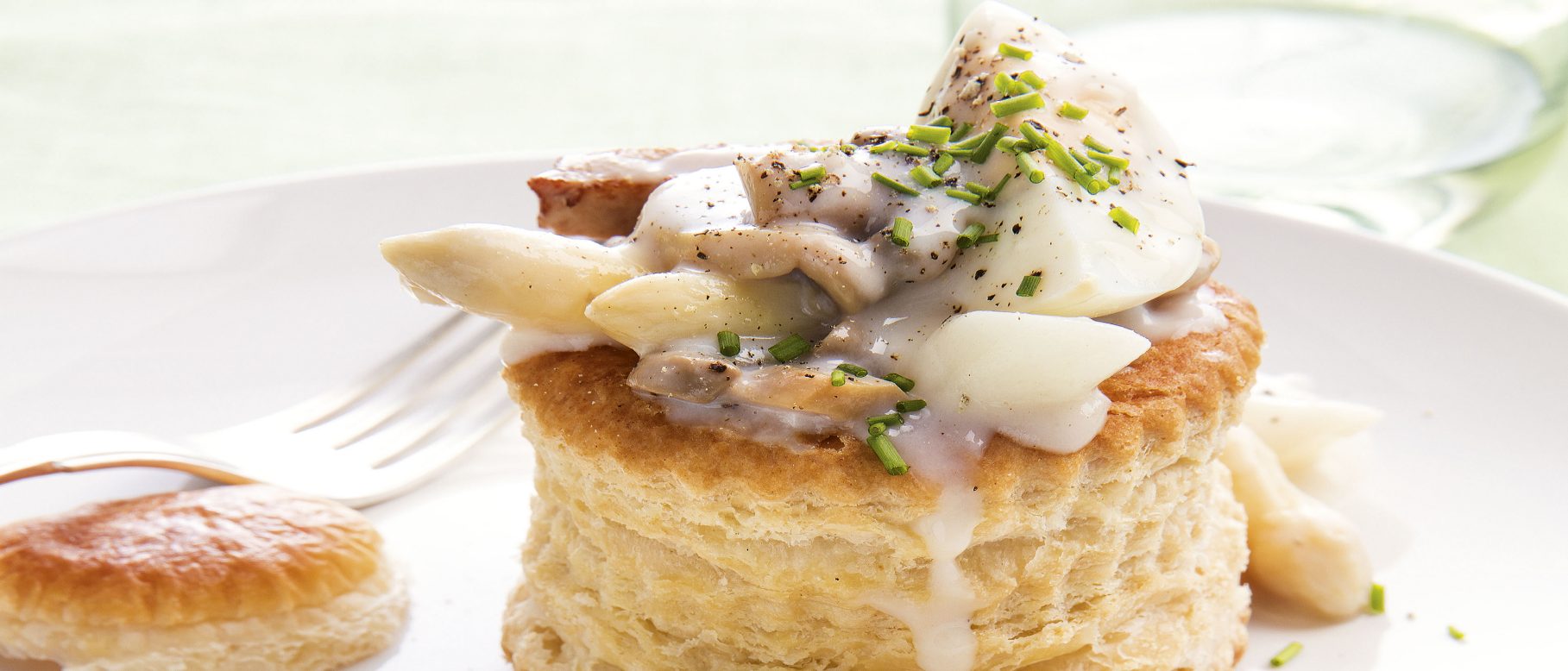 Königinpastete mit Hühnerfrikassee und weißem Spargel