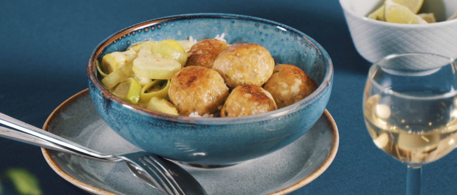 Reis mit Curry-Hackfleischbällchen, Lauch und Kokossoße