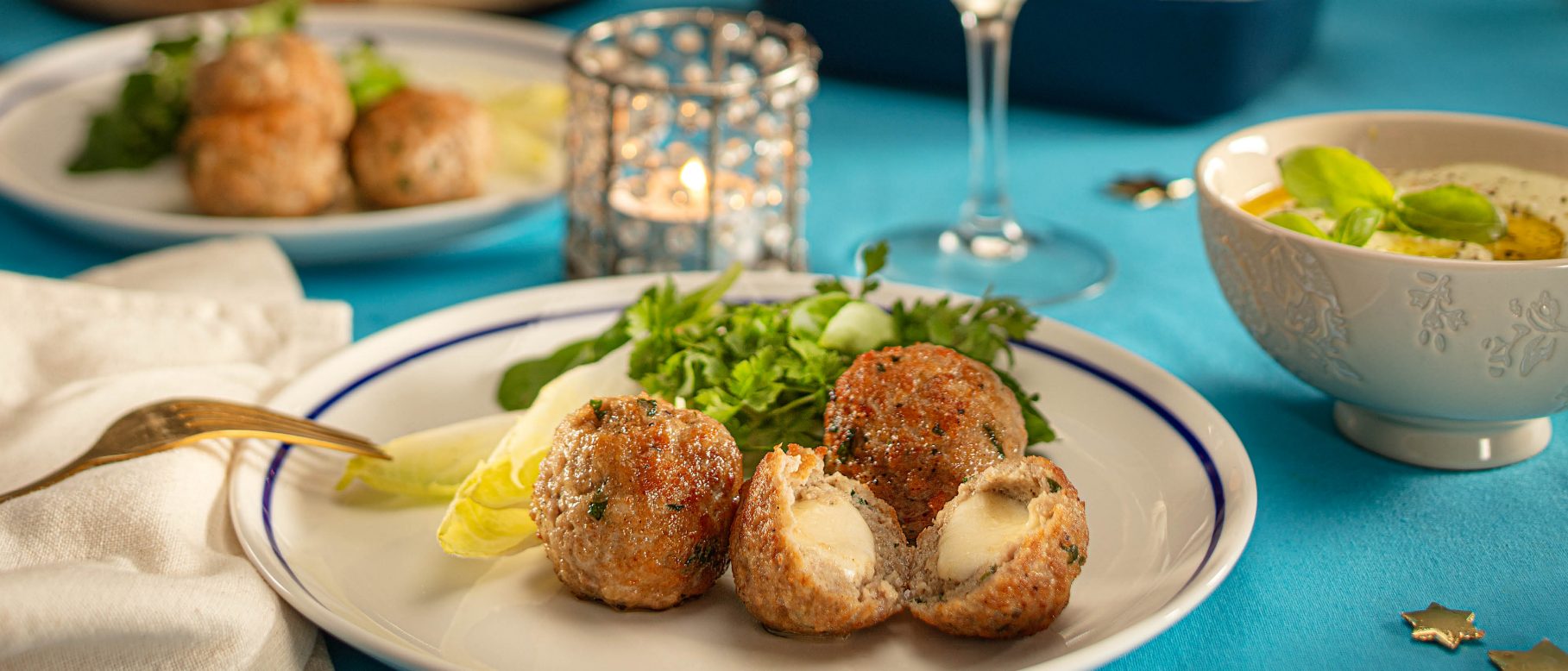 Fonduebällchen mit Mozzarella und Hummus Fonduebällchen mit Mozzarella und Hummus