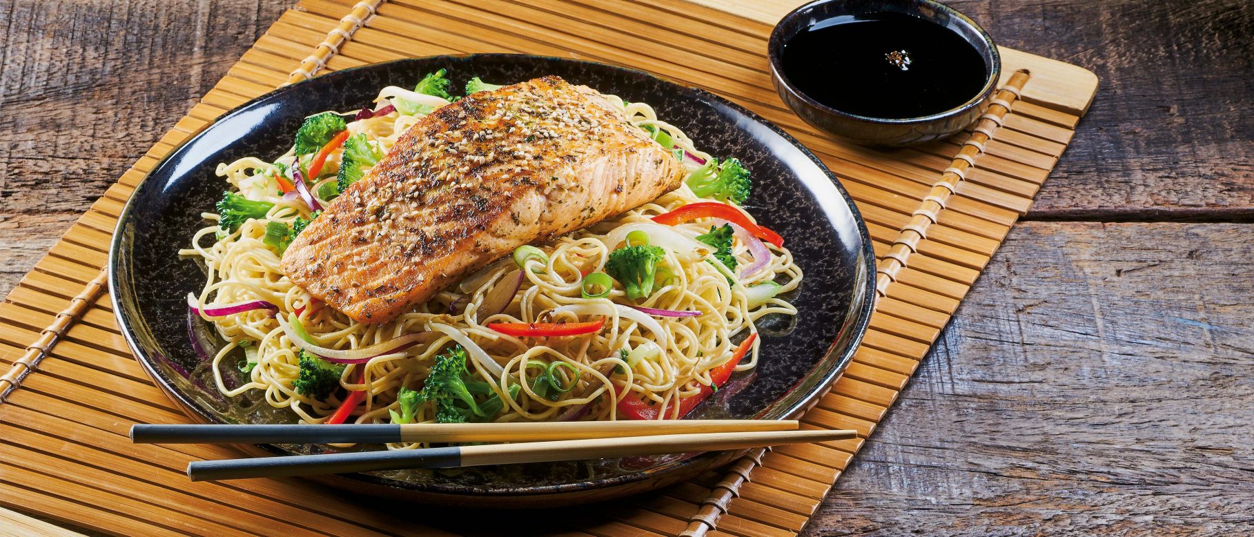 Marinierter Lachs mit Wokgemüse