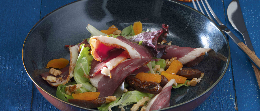 Salade de magret de canard fumé, de noix, de figues et d&amp;#39;abricots séchés