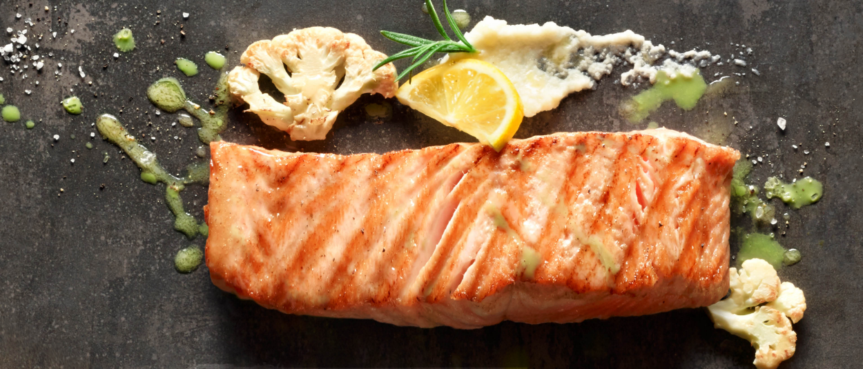 Gegrillter Lachs mit Butter-Zitronensauce und Blumenkohlcreme