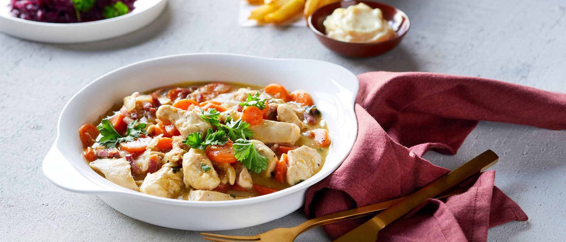 Hähncheneintopf mit frischen Pommes frites und Rotkohl Hähncheneintopf mit frischen Pommes frites und Rotkohl