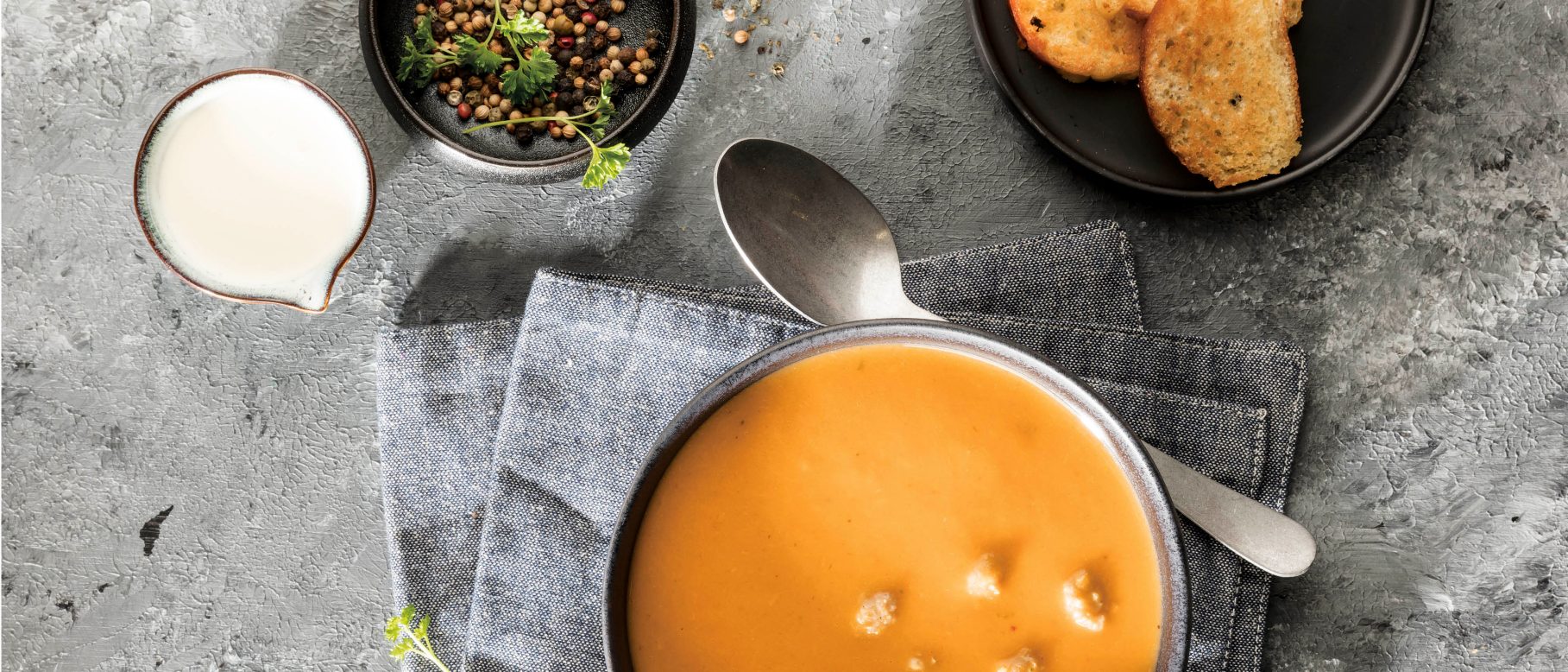 Cremige Gemüsesuppe mit Klößchen