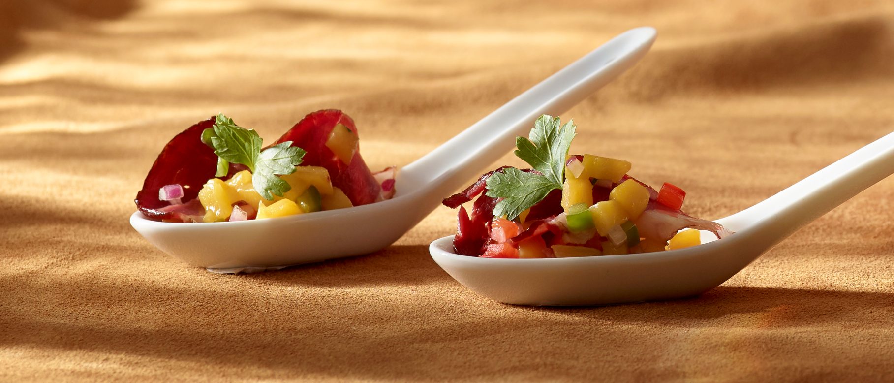 Geräucherte Entenbrust mit Mangosalat und Koriander Geräucherte Entenbrust mit Mangosalat und Koriander