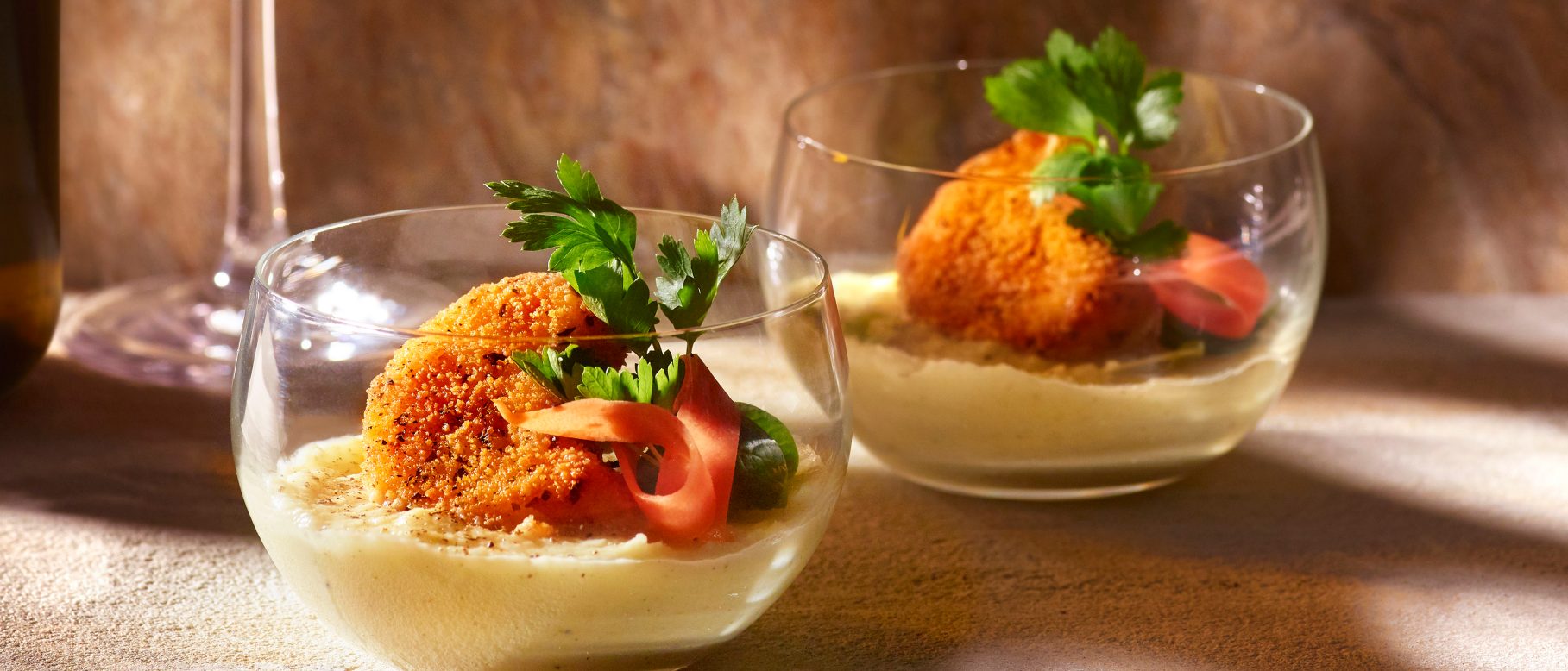 Glas mit Minikäsekrokette und Blumenkohlcreme