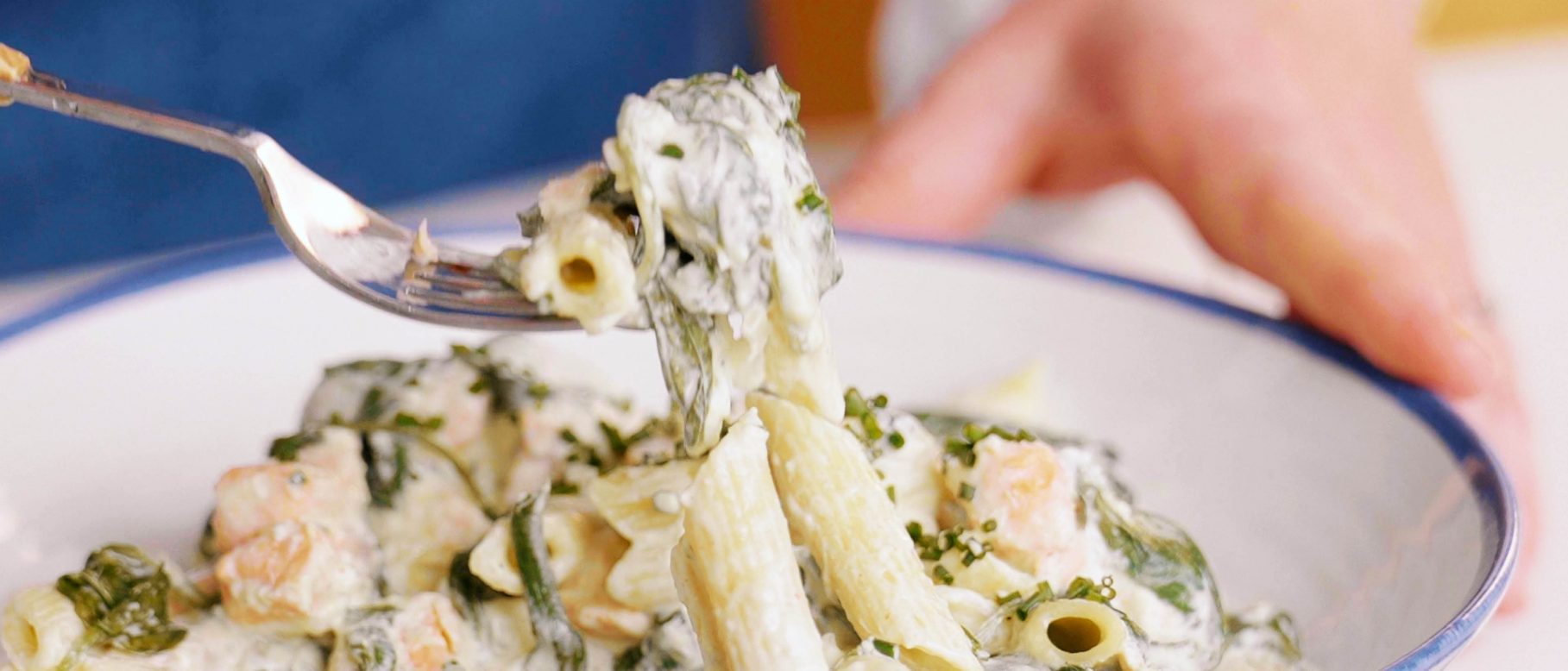 Nudeln mit Kräuterkäse, Spinat und Lachs