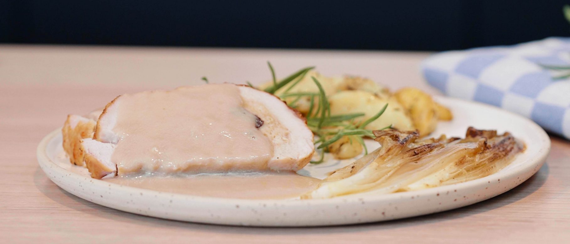 Gefüllter Putenbraten mit glasiertem Chicorée und Kartoffelspalten